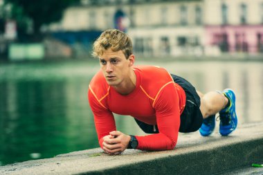 Crossfit genç adam dışarıda egzersiz yapıyor.