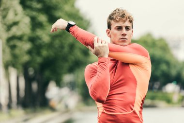 Genç sporcu dışarıda geriniyor.