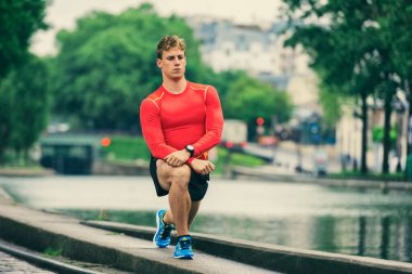 Genç sporcu dışarıda geriniyor.