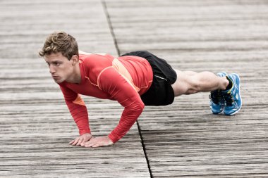 Şınav çeken genç bir atletik. Açık havada egzersiz yapmak..