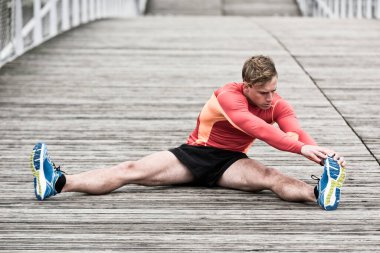 Tahta köprüde gerinen sporcu