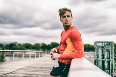 Sporcu antrenmandan sonra dinleniyor