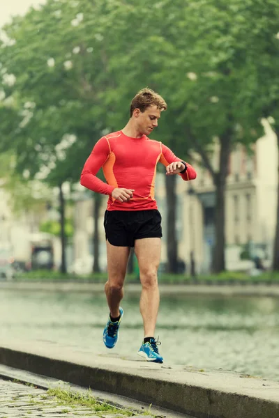Running Man Patrząc Jego Pulsometr Sportowy Smart Watch Podczas Treningu — Zdjęcie stockowe