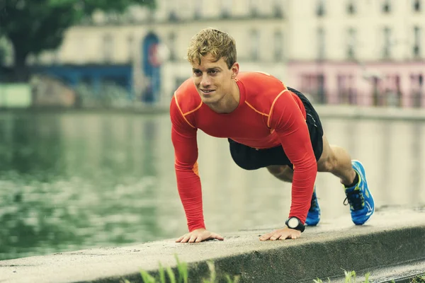 Şınav çeken genç bir adam. Açık havada egzersiz yapmak..