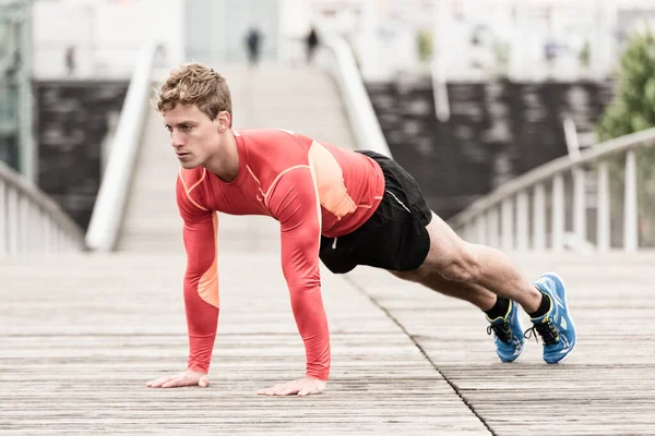 Young Athletic Man Doing Push Ups Exercising Outdoors — Zdjęcie stockowe