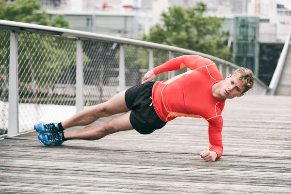 Sporcunun ahşap köprüde egzersiz yapması.