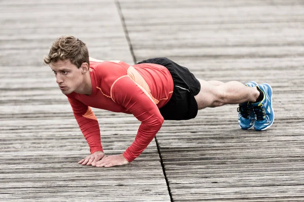 Şınav çeken genç bir atletik. Açık havada egzersiz yapmak..