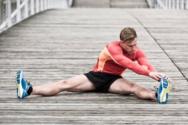 Tahta köprüde gerinen sporcu