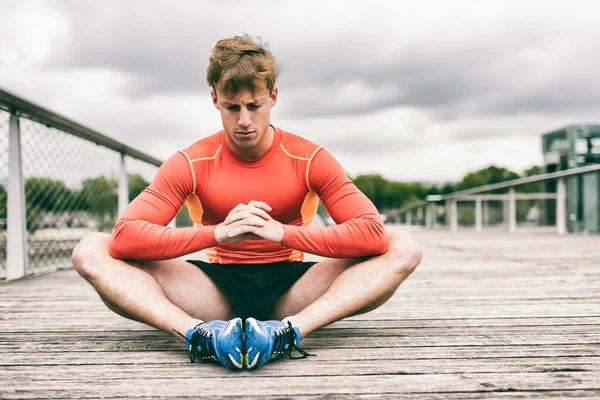 Tahta köprüde gerinen sporcu