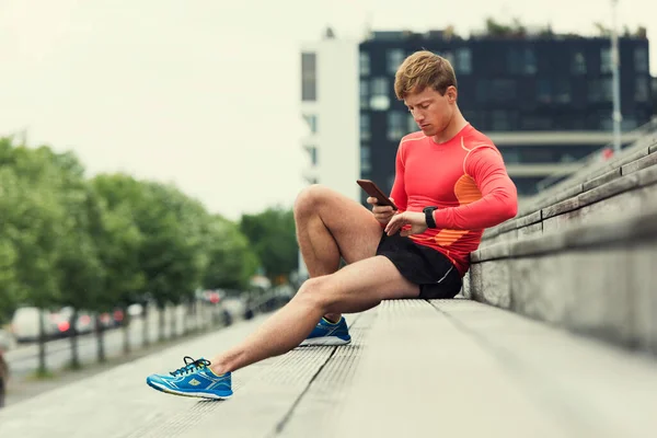 Biegacz Sprawdza Wyniki Sportowe Swoim Telefonie Komórkowym Aplikacji Smartwatch Środowisko — Zdjęcie stockowe
