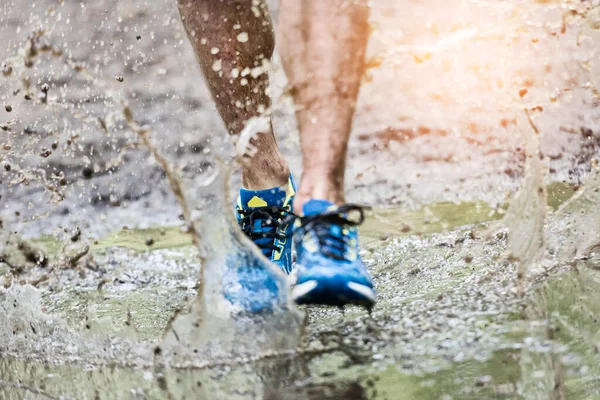 Trail Runner Man Walking Puddle Splashing His Shoes Cross Country — Zdjęcie stockowe