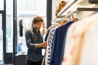 Adam şık bir dükkandan gömlek almış.