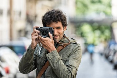 Caddedeki neşeli fotoğrafçı.