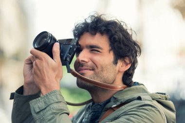 Caddedeki neşeli fotoğrafçı.