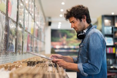 Adam bir plak dükkânı Sentetik albüm tarama