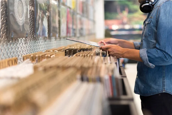 Hombre Hojeando Vinilo Álbum Una Tienda Discos — Foto de Stock