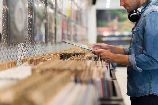 Adam bir plak dükkânı Sentetik albüm tarama