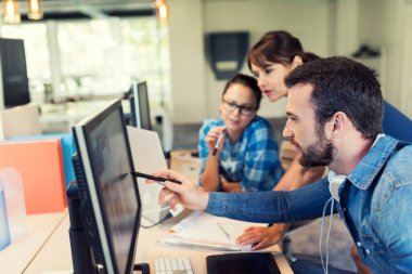 Modern ofis kuruluşunda yaratıcı ekip birlikte çalışıyor.