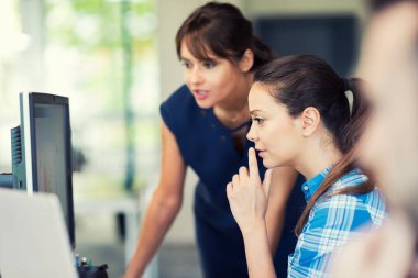 Orta yaşlı kadın yönetici endişeli görünüyor.