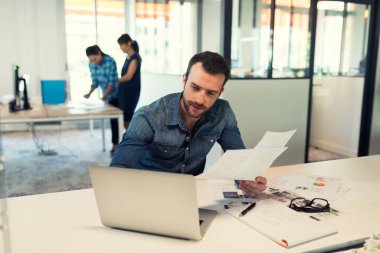 Modern ofis start-up dizüstü bilgisayarda çalışan adam.