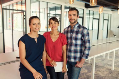 İş adamlarının portresi. Kadın takım menajeri iş arkadaşlarını dövüyor. Modern başlangıç ofis arkaplanı.