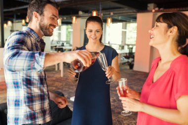 Mutlu iş adamları birlikte şampanya içiyor. Şirket alanı aç