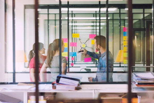 Groupe Casual Business People Working Front Glass Wall Using Notes — Foto Stock