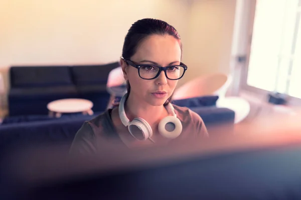 若い女性のフリーランスは 共同作業現代オフィスでコンピュータPc上で動作します フィルターヴィンテージ — ストック写真
