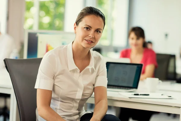 Portrait Young Freelancer Woman Working Computer Startup — Zdjęcie stockowe