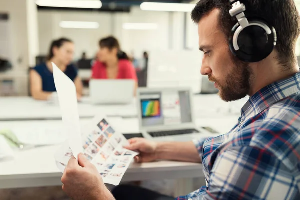 Joven Diseñador Masculino Trabajando Proyecto Creativo Mientras Escucha Música Espacio — Foto de Stock