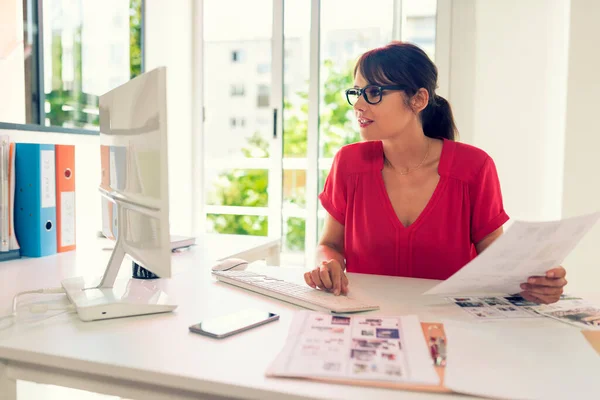 現代オフィスの中年女性マネージャー — ストック写真
