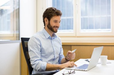 Günlük iş adamı kredi kartıyla ödeme yapıyor. ekommerce