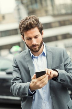 Adam cep telefonundan taksi çağırır.