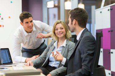 Ofiste bir grup iş adamı, tazminat üzerinde çalışıyorlar.