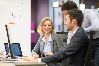 Ofiste bir grup iş adamı, tazminat üzerinde çalışıyorlar.