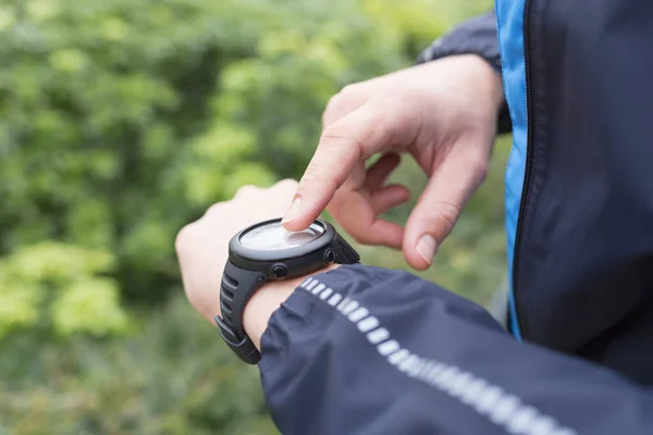 Biegacz Patrzący Smartwatch Zbliżenie Rąk — Zdjęcie stockowe