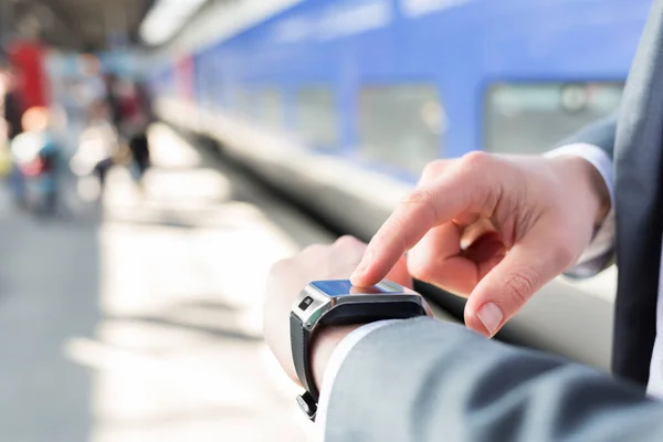 Het Perron Een Man Die Zijn Smartwatch Gebruikt Close Handen — Stockfoto