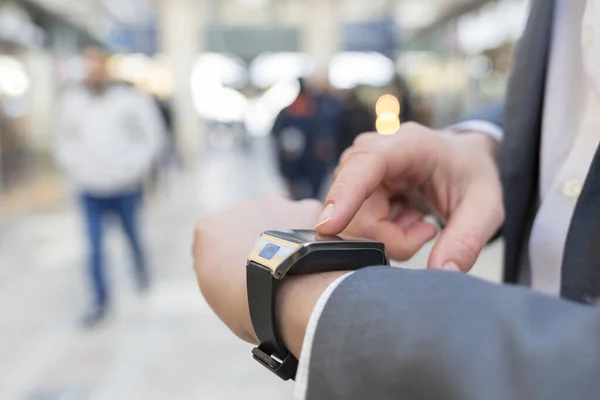 Hall Station Man Using His Smartwatch Close Hands — Stock Photo, Image