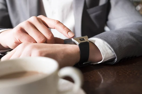 Koffiebar Een Man Met Behulp Van Zijn Smartwatch Close Handen — Stockfoto