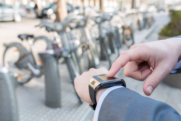 Uomo Che Usa Uno Smartwatch Fronte Alla Stazione Velib Parigi — Foto Stock
