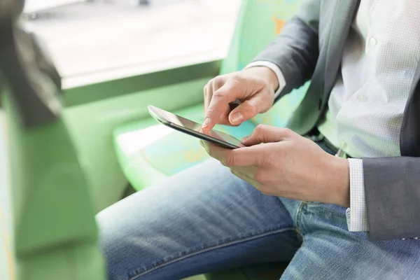 Bussen Man Med Sin Mobiltelefon Läsa Post Skicka Sms Närbild — Stockfoto