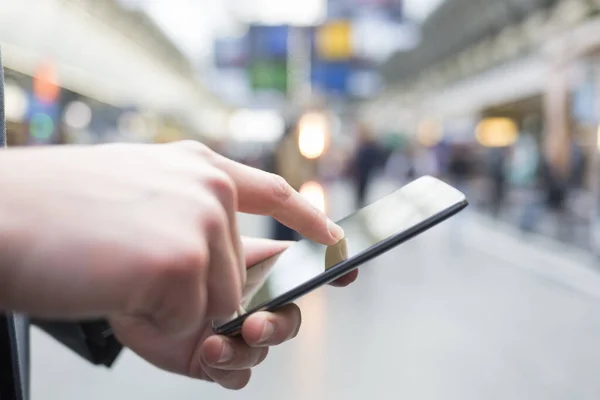 Вокзалі Чоловік Використовує Свій Мобільний Телефон Крупним Планом Руки — стокове фото