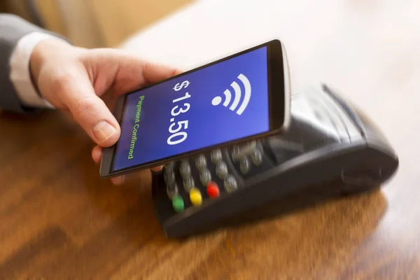 Hombre Que Paga Con Tecnología Nfc Teléfono Móvil Versión Dólar — Foto de Stock