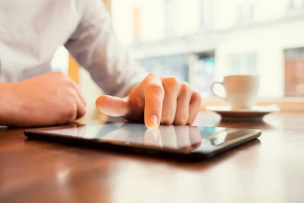 Man Een Bar Met Behulp Van Tablet Raamachtergrond Vintage Filter — Stockfoto