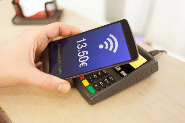 Hombre Que Paga Con Tecnología Nfc Teléfono Móvil Versión Euros — Foto de Stock