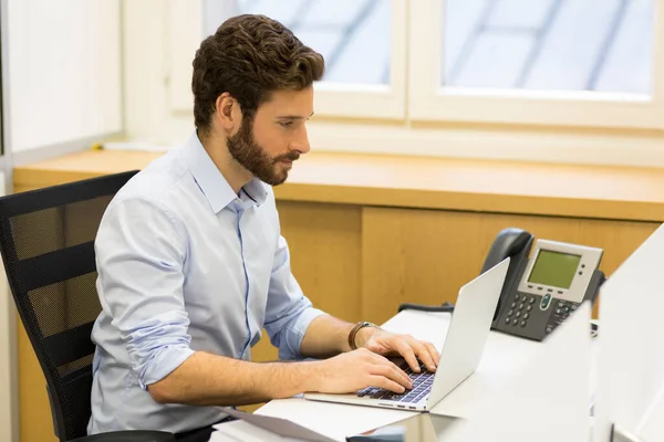 Snygg Hipster Skäggig Man Som Arbetar Kontoret Datorn — Stockfoto