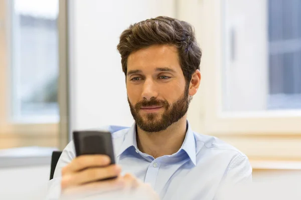 Hipster Hombre Oficina Escribir Mensaje Texto Teléfono Móvil —  Fotos de Stock