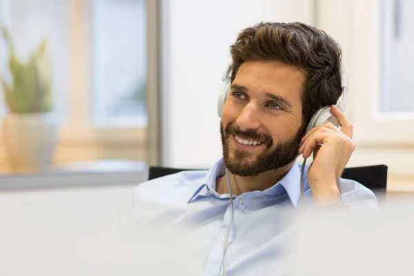 Businessman Listening Music Headphones Modern Office — Stock fotografie