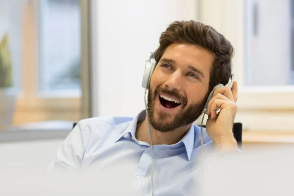 Empresario Escuchando Música Cantando Oficina Moderna — Foto de Stock