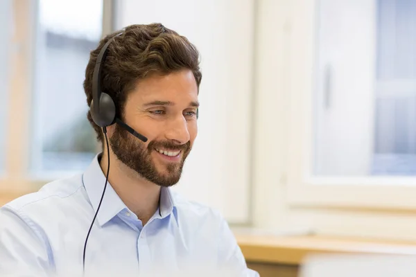 Ευτυχισμένος Επιχειρηματίας Στο Γραφείο Στο Τηλέφωνο Ακουστικά Skype — Φωτογραφία Αρχείου